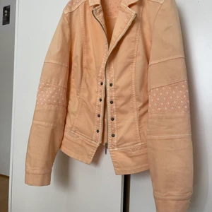 Detaljerad, fin jacka  - Först till kvarn. Hämtas omgående. Kan hämtas i Stockholm. Vid leverans betalar köparen. Säljs p.g.a flytt. 