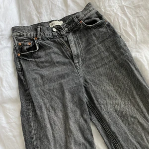 Jeans från Zara - Vida jeans i i full length från Zara. Slutsålda på hemsidan. Så snygga men tyvärr för små för mig 🖤