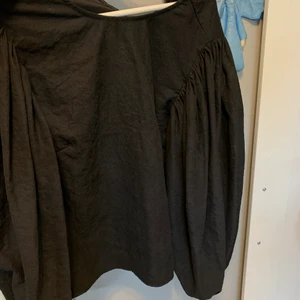 Svart topp, frakten ingår i priset - Söt svart blus / topp ifrån Naked , storlek 40 men jag kan ha den och är 36/s i storleken. Oanvänd 