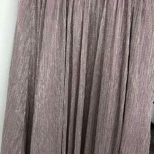 Zara kjol 36-38 - Härlig kjol, i utmärkt skick. Storlek S men på grund av gummit i bältet är det töjbart, så det också motsvarar m storlek.