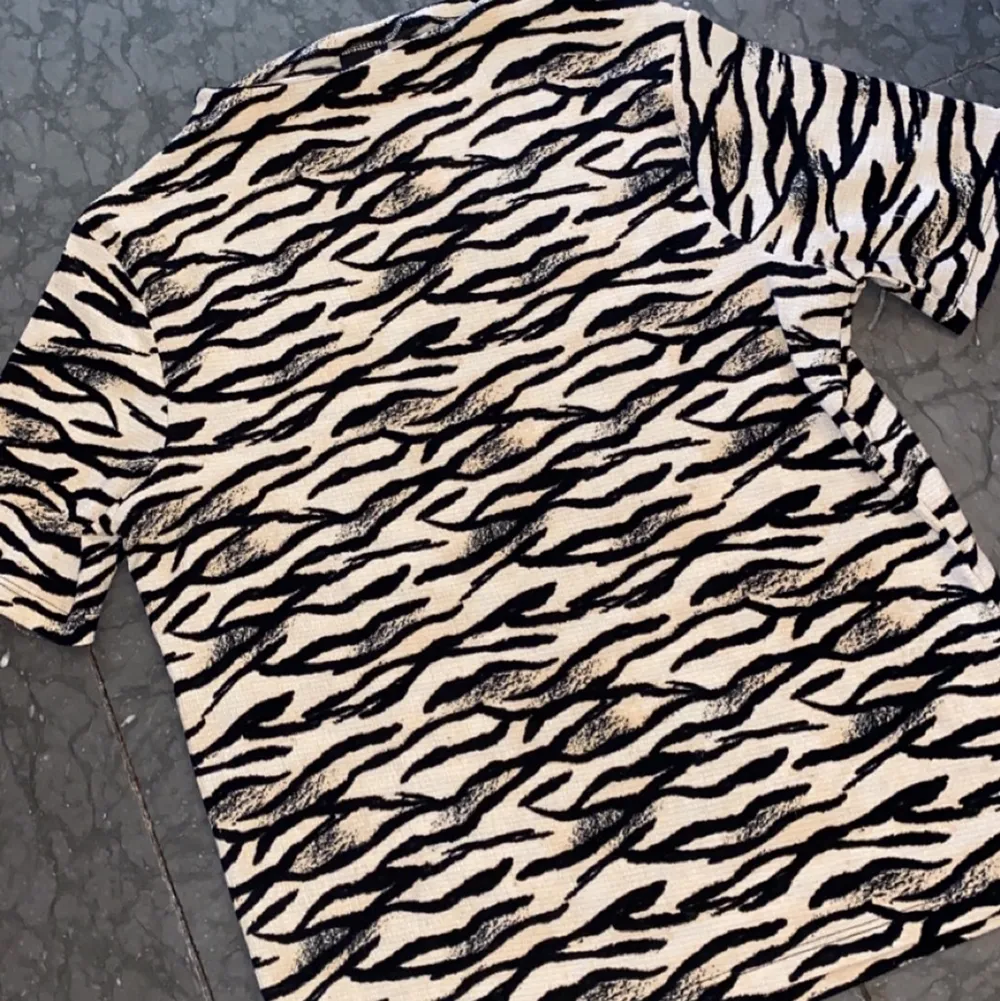 Zebra mönstrad t-shirt/blus från ginatricot, aldrig använd, strl xs💓. T-shirts.