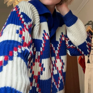 Hemma stickad tröja  - Hemma stickad tröja, jätte fint skick, använt fåtal gånger. 