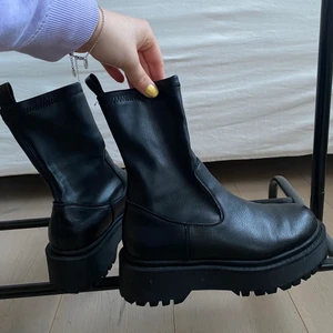 boots - As balla boots med ”strumpa” sitter så snyggt på foten!! Använd 1 gång, men har massa svarta boots så vill att dom ska få ett nytt hem! Funkar alla årstider beroende på hur man stylar dom!! Skit snygga till en klänning eller kjol! Nypris 600, buda från 200 eller köp direkt för 400kr! som helt nya då jag använt dom 1 gång!