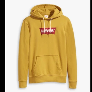 Gul Levis Hoodie  - En rätt så använd hoodie men som är i väldigt fint skick. Den är i stolen S men passar dom med xs-M. Väldigt fin men kommer tyvär inte till användning då den inte längre passar med min stil. Passar till alla då både jag och min pojkvän kan ha den. Skriv i DM för fler frågor!🥰 Nypris: ca 1000kr
