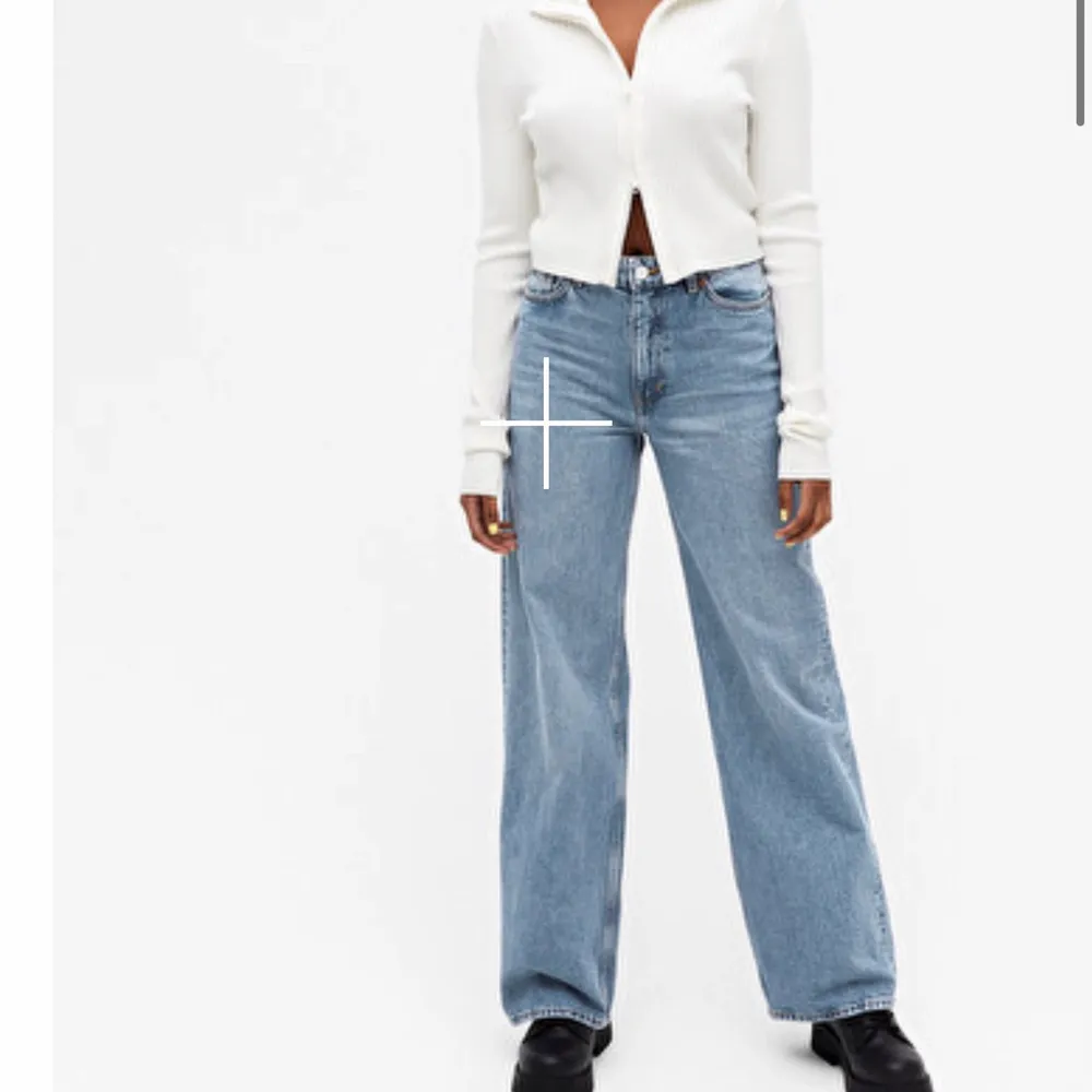 Super fina blå jeans som tyvärr inte kommer till användning. Dom är i storlek 25 och i modellen Yoko från monki. Skriv privat vid frågor. Pris går alltid diskutera:)). Jeans & Byxor.