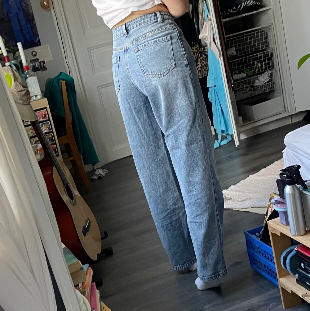 Ljus jeans. Vida ben och perfekt längd för mig som är 163cm. Köparen står för frakten☺️. Jeans & Byxor.