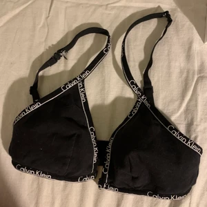 Calvin Klein BH - Bh från CK, storlek XS. Jättefin men passar inte mig längre, knäppning fram, justerbara band som man även kan ta av och göra kors i ryggen🤩 100kr + frakt🥳
