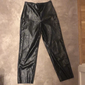 Lackbyxor - Hej! Säljer att par snygga lack/skinn byxor från Gina Tricot. Knappt använda.🥰 säljer för 65kr + frakt skriv privat eller buda i kommentarsfältet. Strl S