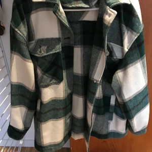 Rutig grön Zara jacka!  - Zara jackan som trendade förra året! Nyskick, använd få gånger. Inga fläclar eller så. 💕