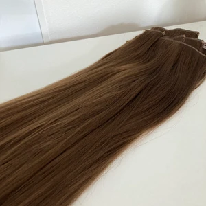 Clip on extensions  - Syntetiskt brunt löshår med clips. Hel hårförlängning, väldigt fylligt, knappt använt.  Naturligt platt men går att locka med locktång.  Säljes pga bytt hårfärg, skriv för fler bilder! PRIS KAN DISKUTERAS 