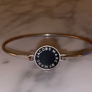Marc Jacobs armband - Lite nött på insidan, annars felfritt skick.