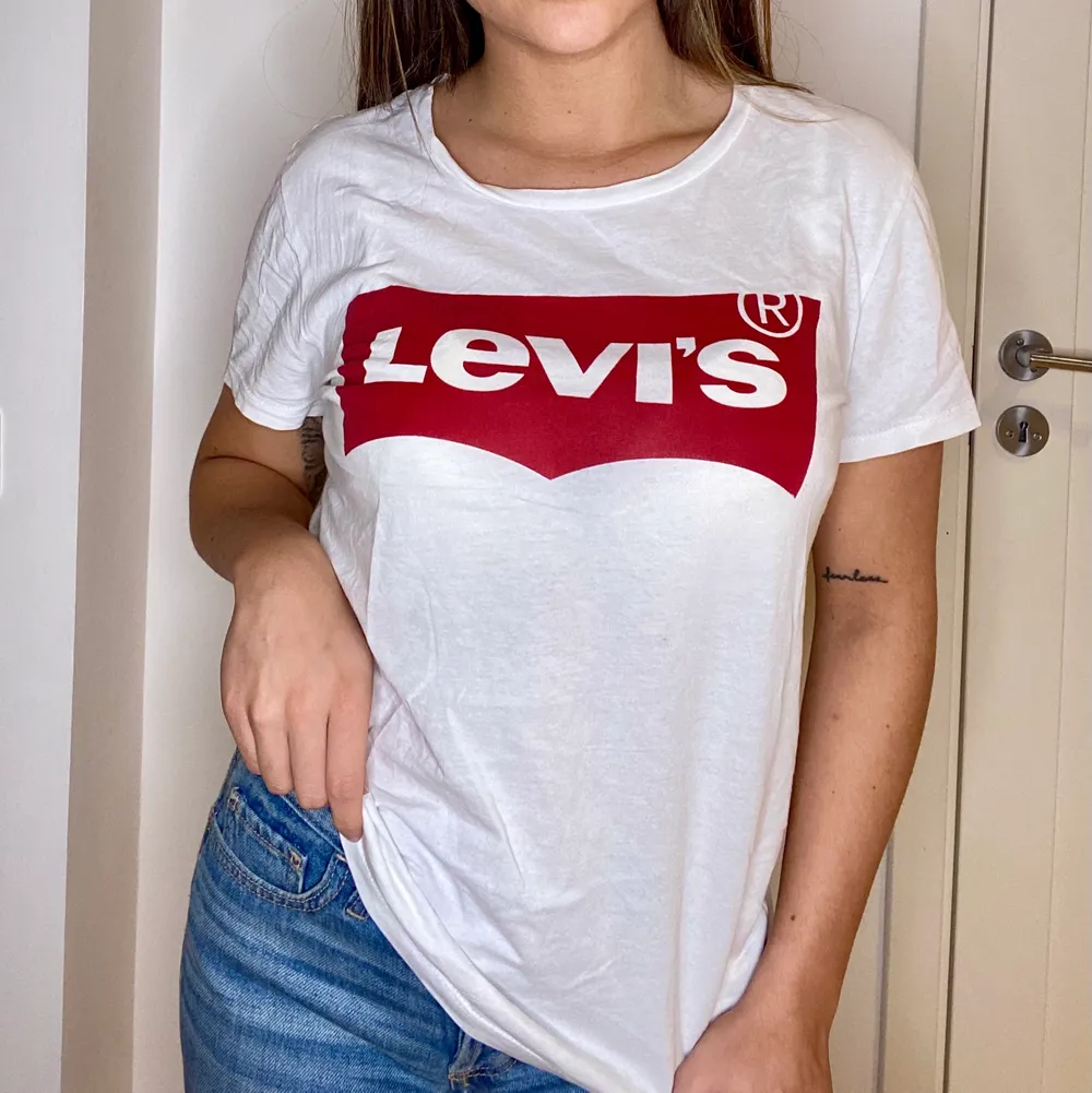 En vit t-shirt från LEVI’S. Fint skick. Kontakta vid intresse💜. T-shirts.