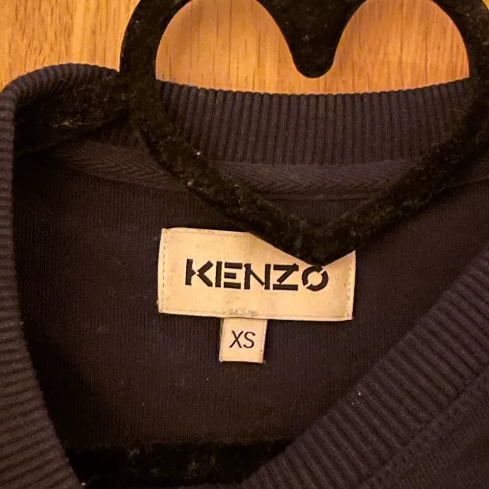 Säljer min mörkblåa kenzo sweatshirt i storlek xs men det är stor i storlek så passar som en S, den är i bra skick och inte använd många gånger, nypris 2100kr. Har ni frågor eller vill ha fler bilder är det bara att höra av er ☺️. Tröjor & Koftor.