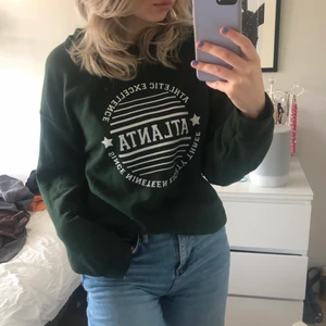 Tröja asos - Mörkgrön lite oversized sweater från asos. Storlek S. Skriv privat🤎