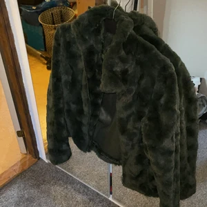 Fluff jacka  - Mörkgrön fluffjacka🥰 köpare står för frakten✨