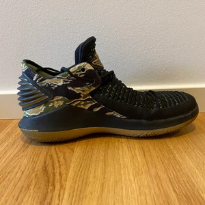 Jordan air XXXII Low - Jordan air black/metallic gold size 42.5, bara testade så skicket är så gott som nya, skickas med OG box
