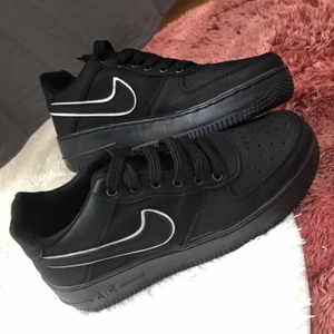 Air Force 1’s - Skorerna är helt nya och säljer de för 500kr(frakt ingår).Skorna är helt nya och har inte används. 