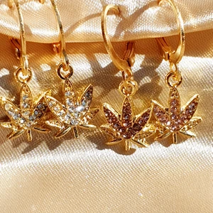 High on love örhänge  - High on love örhänge. 35kr/st, finns med krokar och vanliga hoop. Finns i vit diamanter och rosa diamanter.  Skicka bild på paketet innan jag posta 🦋