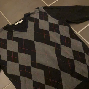 Tröja - Säljer denna super mysiga rutiga tröjan från Dressman i storlek M 🥰