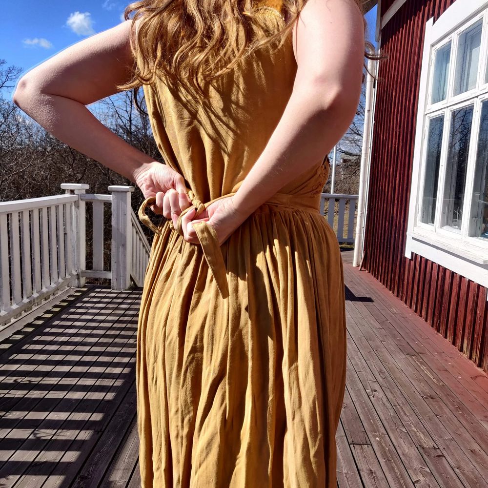 Helt underbar, one of a kind, klĂ€nning med boho/cottagecore vibes đŠâš SuperhĂ€rligt material och jĂ€ttefin klockkjol. Passar en S-L, lĂ€gg att sy upp banden om den Ă€r för lĂ„ng. Jag Ă€r stl M, 173 cm đż skriv om ni vill se fler bilder đ». KlĂ€nningar.