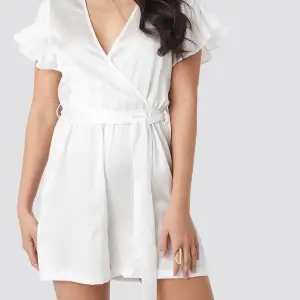 Vit playsuit från NAKD. ALDRIG ANVÄND! Skriv för fler bilder om önskas. Köparen står för frakt. 