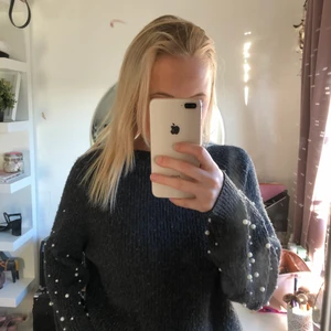 Strl. M - Jättefin stickad tröja med fina pärlor på ärmarna som detaljer. Fint skick och inga slitningar. Passar alla storlekar från XS till M (beroende hur luftig man vill ha den) 
