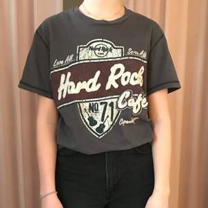 Mörkgrå tshirt med Hard Rock Café tryck storlek S