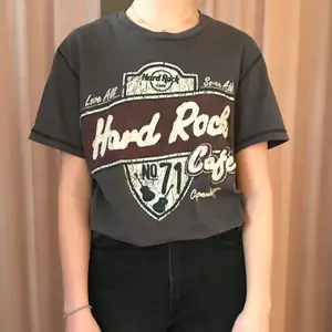 Mörkgrå tshirt med Hard Rock Café tryck storlek S