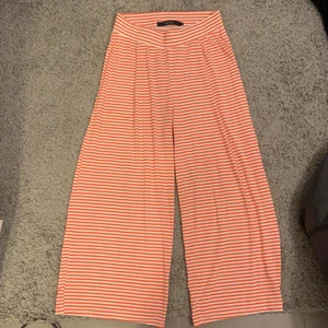 Byxor - Fina och sköna sommarbyxor från vero Moda. Tyvärr för korta för mig men hur sköna som helst