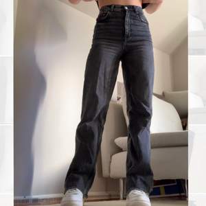 Säljer dessa gråa snygga jeans från Zara i modellen ’90s full length i storlek 34. Har klippt dem så de passar perfekt i längden på någon som är 170cm. Pris: 200kr + frakt.