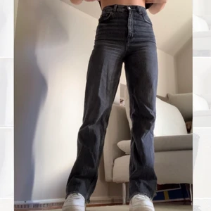 Zara jeans - Säljer dessa gråa snygga jeans från Zara i modellen ’90s full length i storlek 34. Har klippt dem så de passar perfekt i längden på någon som är 170cm. Pris: 200kr + frakt.