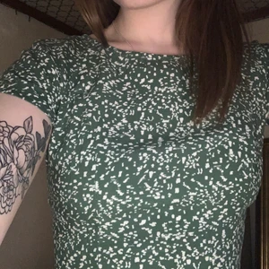 Klänning - Somrig klänning med coolt mönster från weekday🤩 Gullig detalj i ryggen och dold dragkedja i sidan! Stolek 38🥳