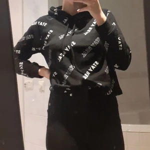 Hoddie - Svart hoddie med texten "stay real" andvänd edast 3 ggr