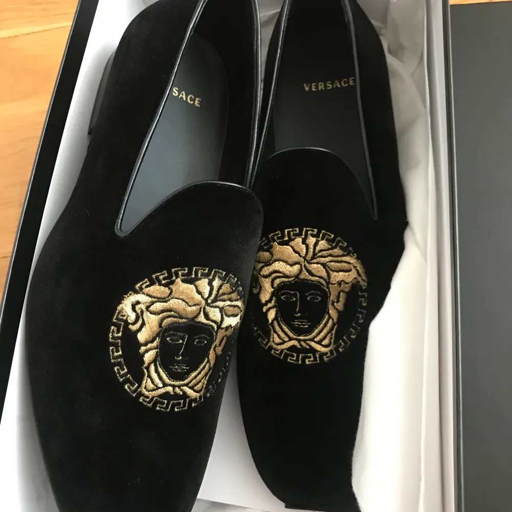 Fancy velvet flats from versace. In new condition only tried on. . Skor.