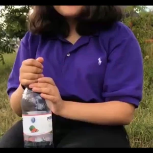 Lila pikétröja  - Lila pikétröja som är sjukt snygg men som jag tyvärr aldrig använder längre. Den sitter bra på som den bara är och även som på bilden att man viker upp den. Passar med mycket. Den är lös vid ärmarna vilket kan vara bra om man vill ha långarmat innanför.