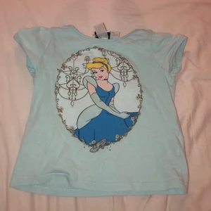 Babytee - barntröja men passar xs-s, jättefin med lite glitter på💕 