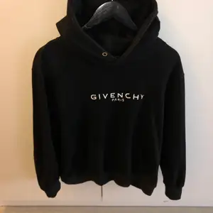 Givenchy hoodie storlek L men sitter som en M. Inköpt från Grailed och i väldigt bra skick. Dm för fler bilder.