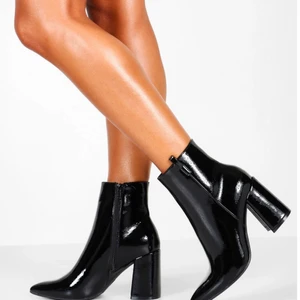 Boots med klack - Säljer dessa superfina boots pga för små. Aldrig använda. Buda gärna i kommentarerna! 