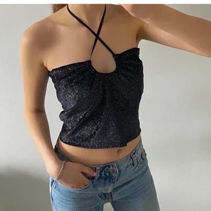 Topp - Festtopp/tröja från designbyelva, den passar men va rätt tight på mig storlek xs 💕 andvänd 1 gång