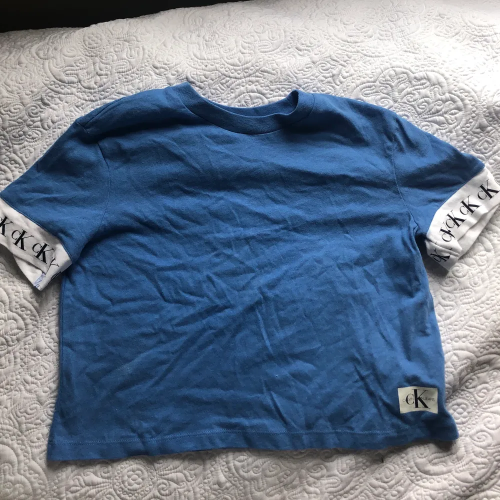 En blå kroppad Calvin Klein t hurt i strlk s, sitter super fint. 200kr+frakt ❤️❤️. T-shirts.