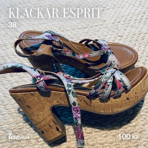 Blommiga klackar i kork  - Använda endast en gång, så i mycket fint skick 