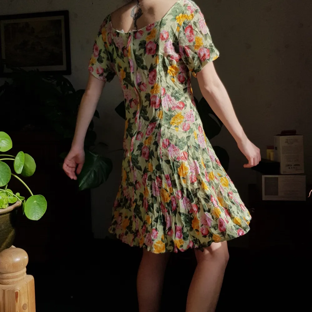Retro klänning från gamla H&M. 🌸🌼🦋 I fint skick. I storlek M.. Klänningar.