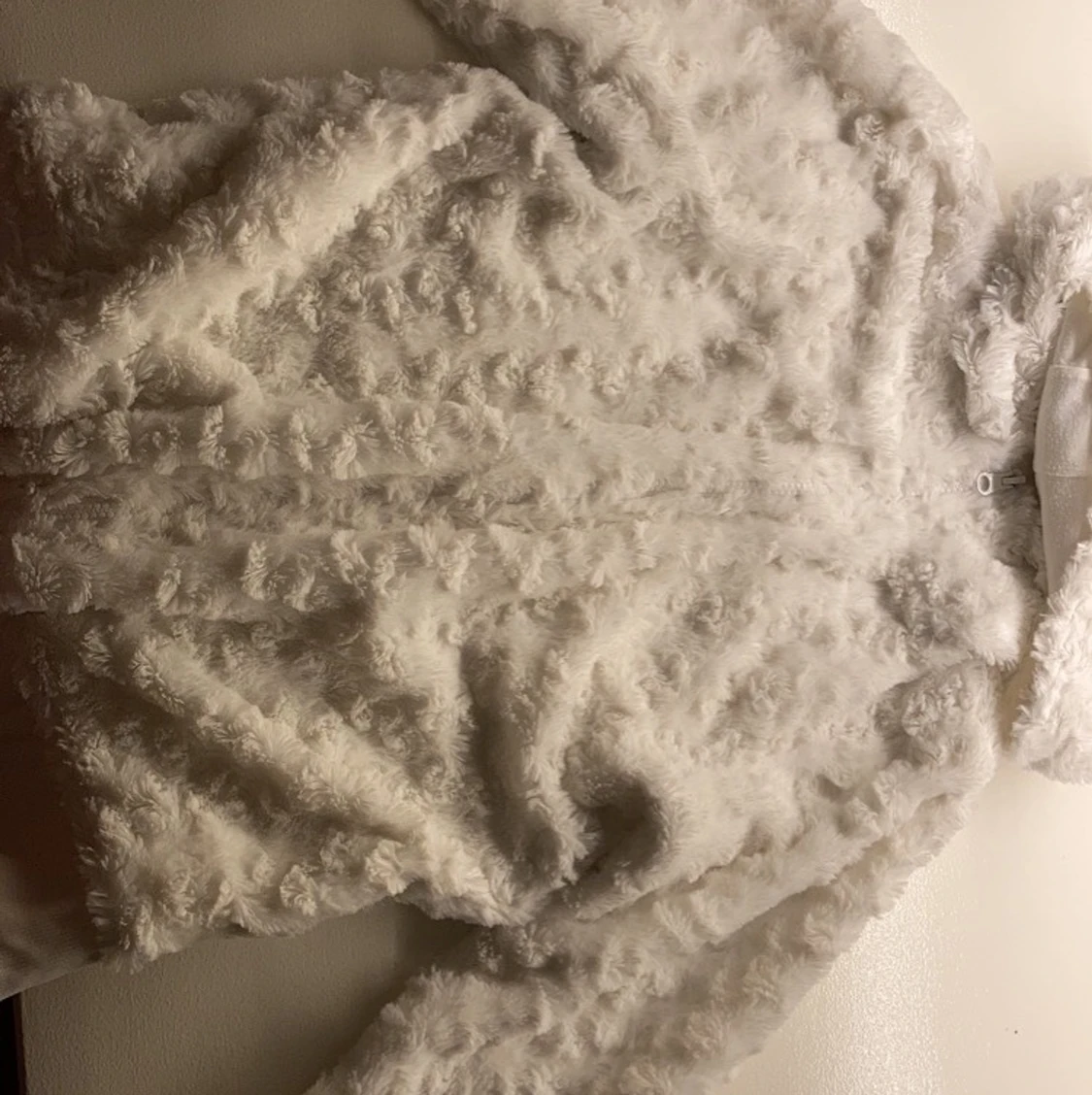 Fluffig och vit munkjacka med luva! - 90