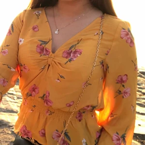 Gul topp - En jättegullig gul topp. Använd fåtal gånger och den är väl omhändertagen💗