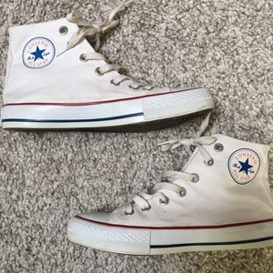 Skor - Ett par vita converse i storlek 37. Säljer eftersom att de är för små för mig. Köpta på second hand men jag har inte använt dem. De har små märken utmed sulan men inget som märks när de sitter på! Ena skosnöret har ett svart märke men man kan antingen vända på skosnöret eller lätt byta ut de. Önskas fler bilder är det bara att skriva privat här på Plick😁