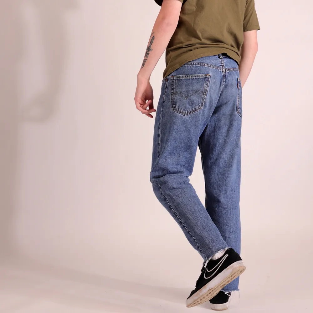Blå Levis Jeans i väldigt fint skick! Byxorna är avklippta nertill, modellen är 180cm. Jeans & Byxor.
