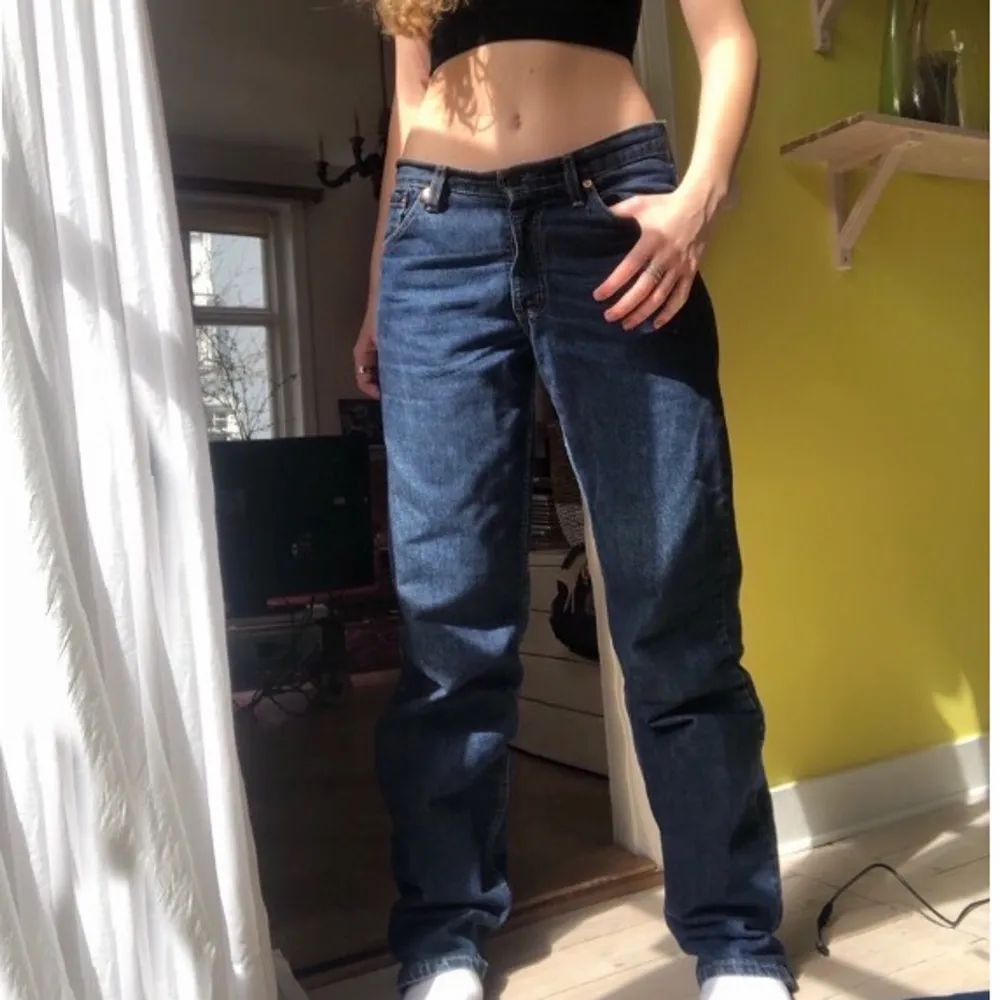 Säljer mina jättefina baggy vintage jeans från Levi’s. De är ganska stora så de sitter snyggt lågmidjat. Storleken beror lite på hur man vill att de ska sitta, men jag är 169 lång och har storlek 36 i jeans.. Jeans & Byxor.