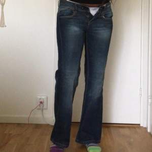 Skit snygga jeans som tyvärr inte passade när de kom hem:/ dom är low waist och raka/flare