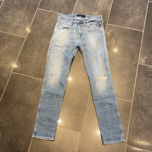 Replay Slim Jeans - Säljer dessa jeans i storleken 29/30. De har bra passform och är i bra skick. Priset är exklusive frakt.
