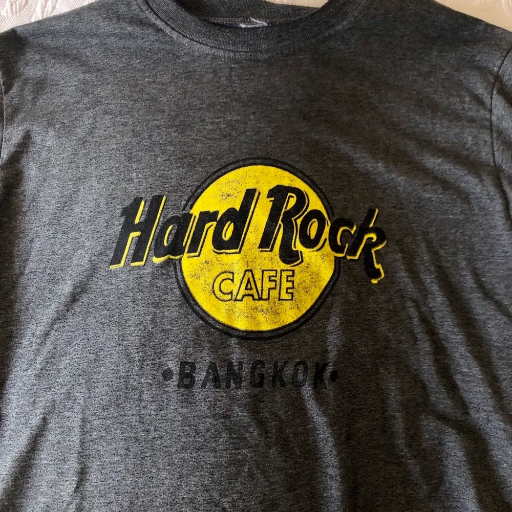 Vintage mörkgrå hard rock cafe t-shirt. Storlekslappen är borta men jag gissar på L. Trycket syns på tredje bilden. Frakten är 66kr 🤎. T-shirts.